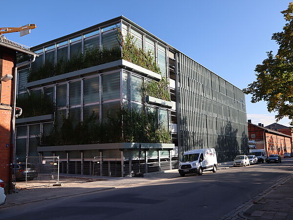 Grüne Fassade der Parkpalette P3 auf der Lagarde-Campus